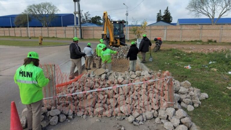Trabajos de bacheo y enripiado en calles de Corrientes