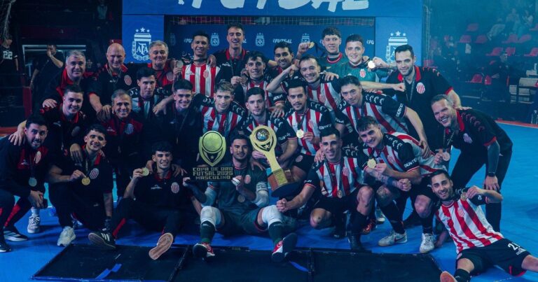 Jugadores de Barracas Central celebrando el título de la Copa de Oro de futsal