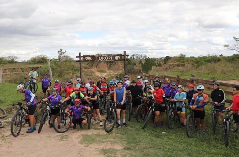 Ciclistas recorriendo el circuito de MTB en el Arroyo Toropí, Bella Vista