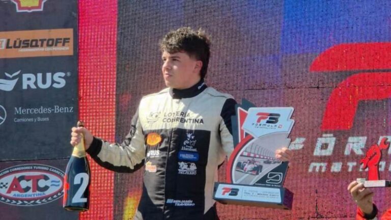Benjamín Traverso en el podio de la Fórmula 3 Metropolitana en Paraná