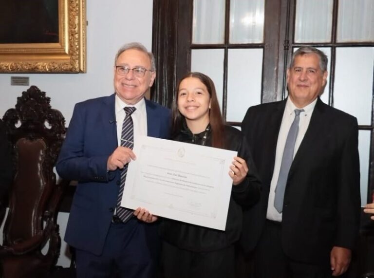 Entrega de diplomas a las campeonas de Mini Básquet Femenino en la Cámara de Diputados de Corrientes