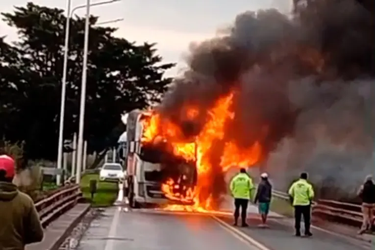 Camión incendiado sobre la Ruta Nacional 12 en Gualeguay, Entre Ríos