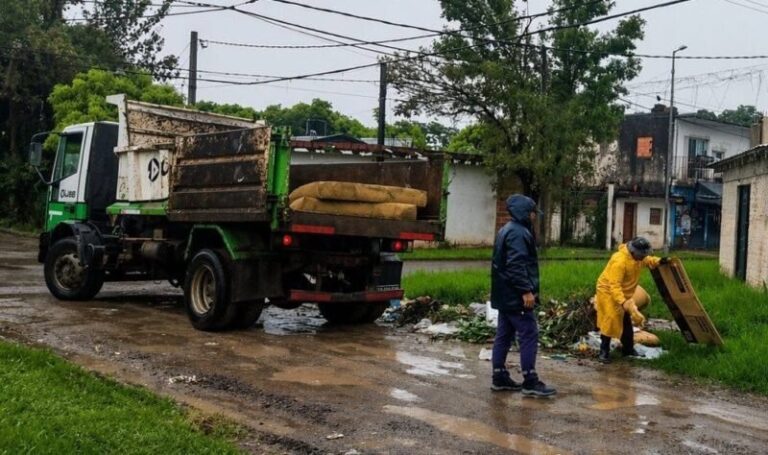 Acumulación de residuos en la vía pública en el barrio San Gerónimo de Corrientes