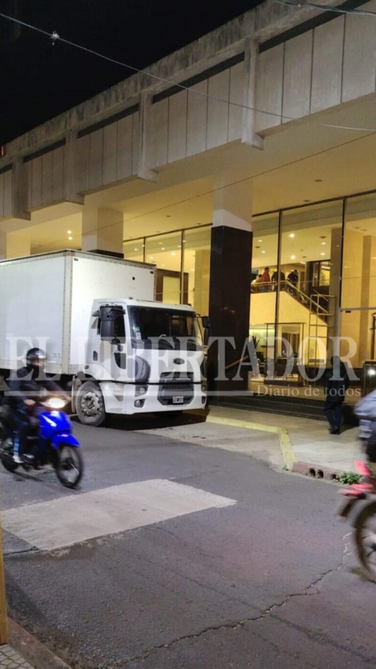 Operarios desmantelan el gimnasio del hotel Exen en calle Mendoza al 900 de Corrientes