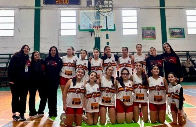 Equipo Sub 14 de cestoball del Club San Martín de Corrientes