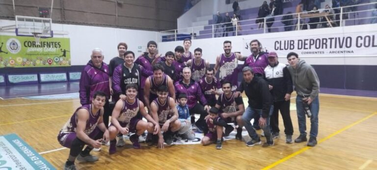 Jugadores de Colón en partido de básquet