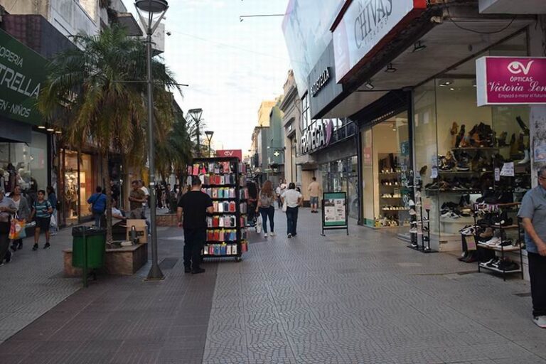 Comercio en Corrientes con carteles de precios