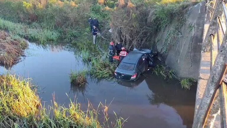 Automóvil semisumergido en el arroyo Castillo tras el despiste