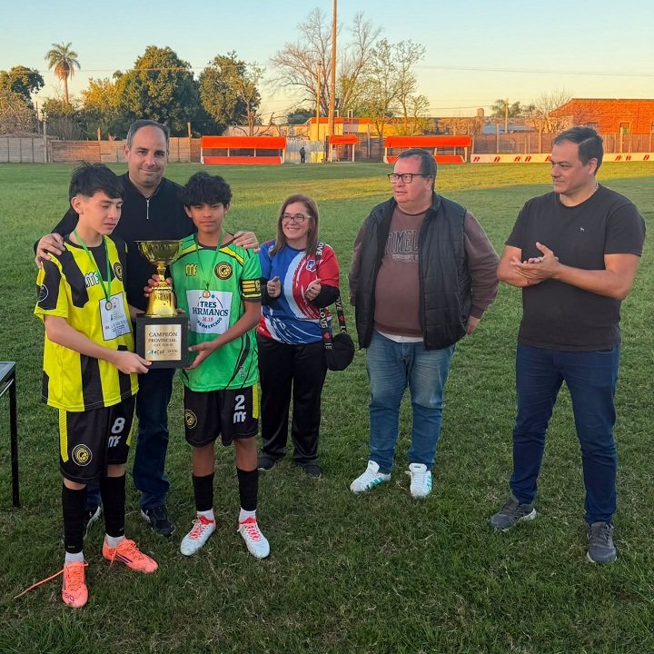 Equipo de Comunicaciones de Mercedes celebrando el título del Provincial Sub-13