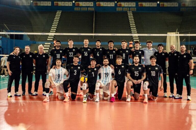 Jugadores de la Selección Argentina de vóley durante el partido ante Japón B