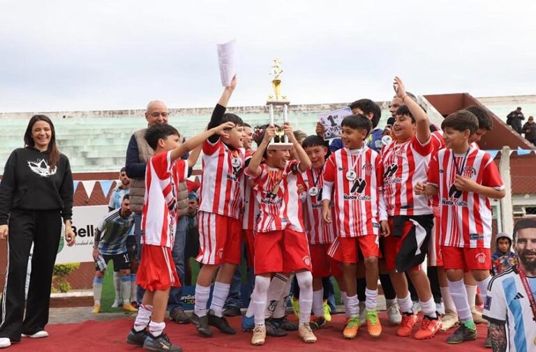 Entrega de trofeos en el Mundialito 2026 de Bella Vista