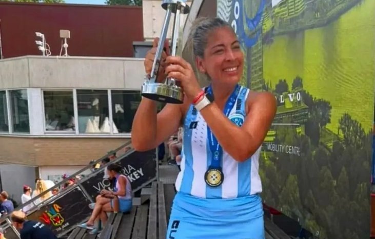 Carolina Gómez con la Selección Argentina Máster celebrando el título mundial en Rotterdam