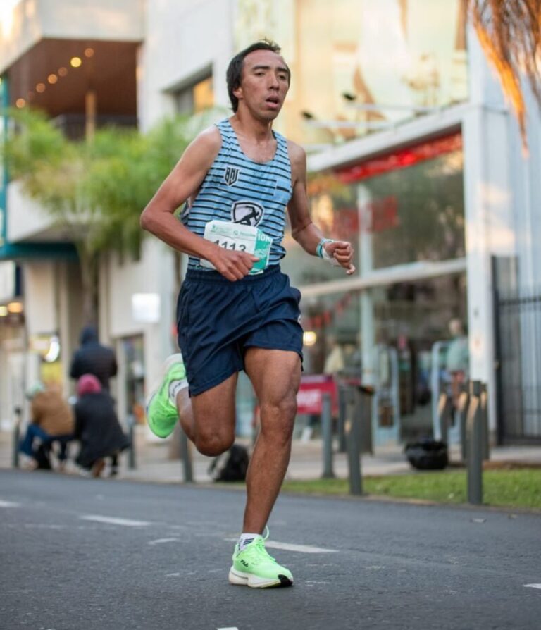 Atleta corriendo en la Maratón de Posadas