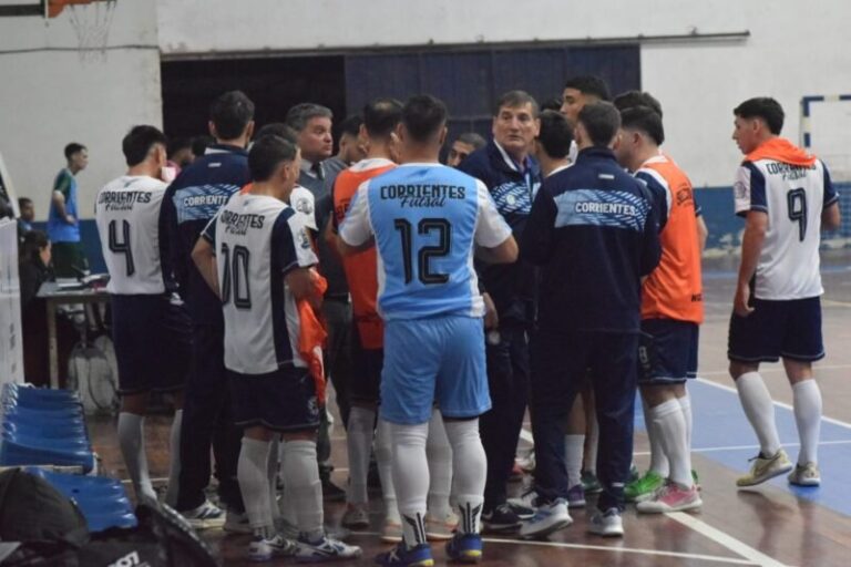 Partido de futsal entre Corrientes Capital y Esquel en el estadio Hércules