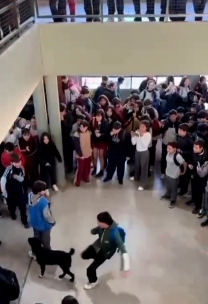 Estudiantes frente al Colegio Secundario Dr. Eloy Ortega en Corrientes