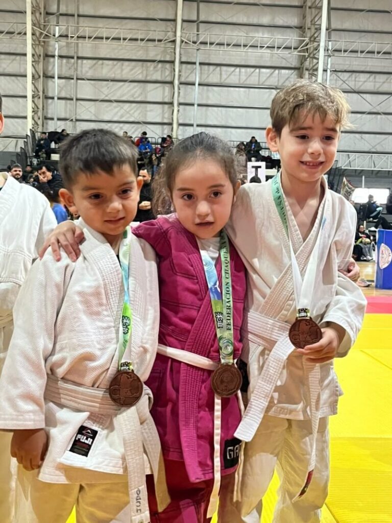 Delegación del Club de Regatas Corrientes en el Torneo Interprovincial de judo 