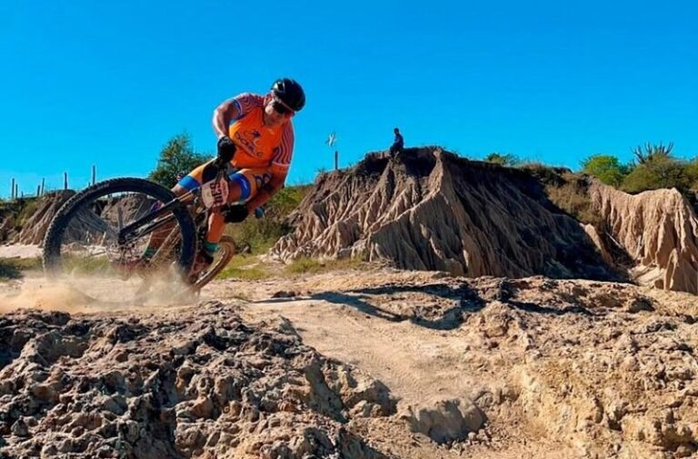 Ciclistas de mountain bike en el circuito del arroyo Toropí en Bella Vista