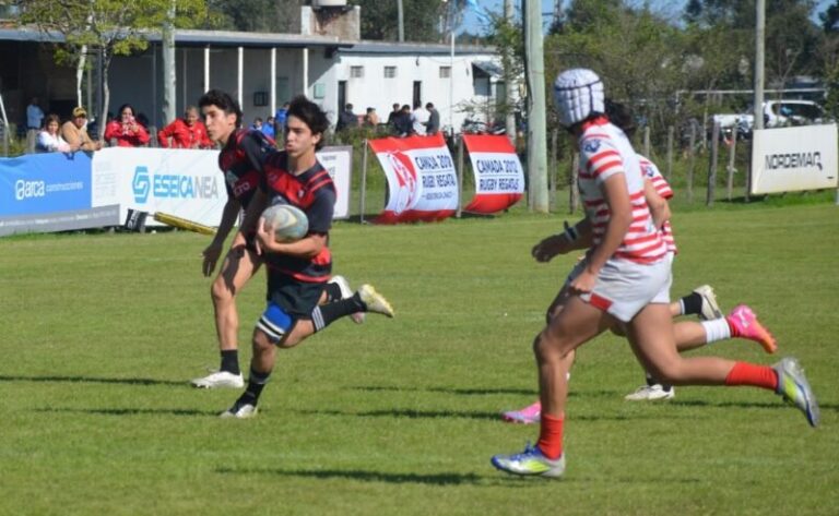 Niños jugando al rugby en el predio de Taraguy Rugby Club