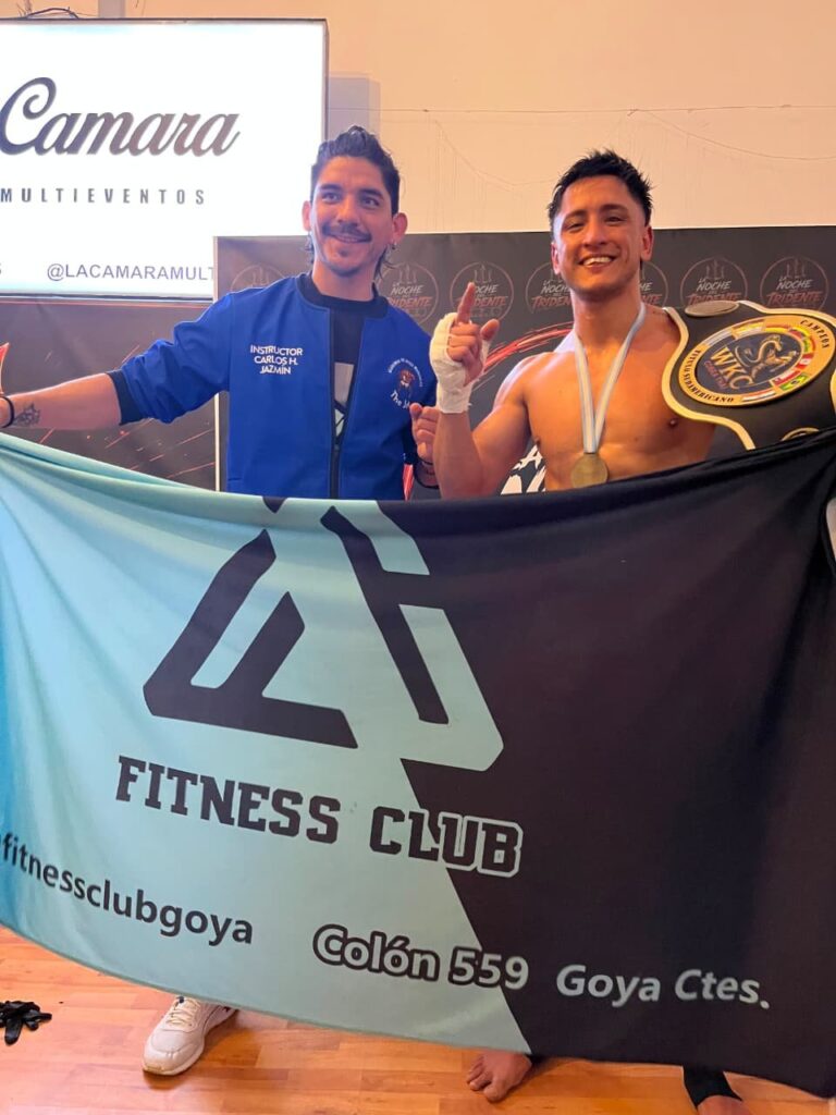 Patricio Monzón con el cinturón de campeón sudamericano de kickboxing
