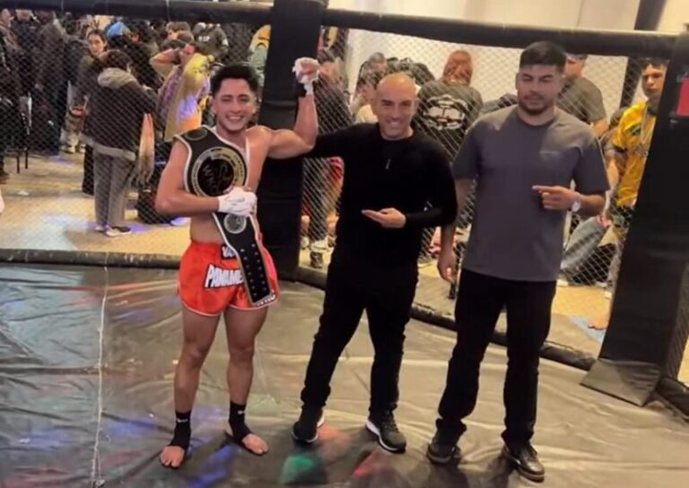 Patricio Monzón con el cinturón de campeón sudamericano de kickboxing