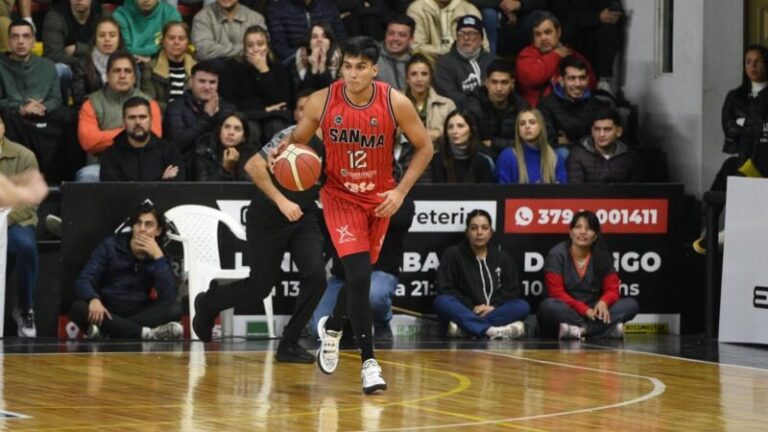 Franco Méndez, jugador de básquet, con la camiseta de Quimsa