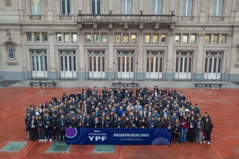 Grupo de becarios durante el Encuentro Anual de la Fundación YPF