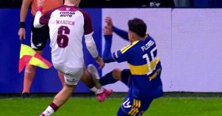 Germán Delfino, árbitro VAR, en la cabina durante el partido Boca Juniors vs Lanús