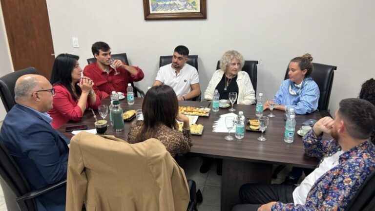 Reunión entre autoridades y comitiva de Aldeas en Corrientes