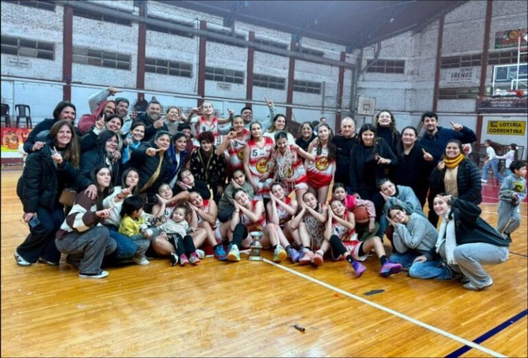 Equipo infantil femenino de Unión de Goya celebrando el título provincial