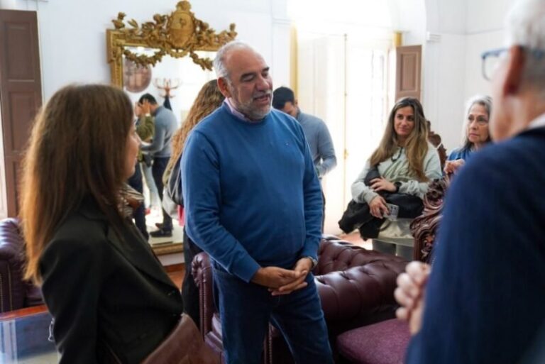El intendente Claudio Polich en una audiencia de participación ciudadana con vecinos