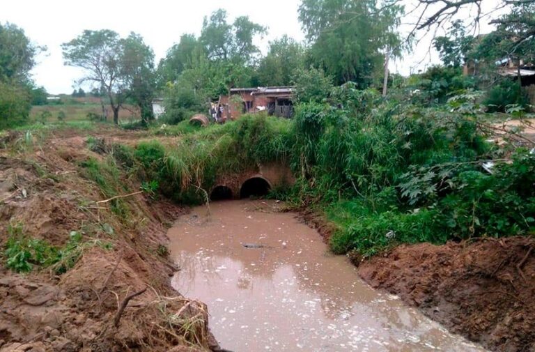 Máquina excavadora realizando tareas de mejoramiento de canalización en Bella Vista