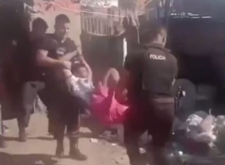 Efectivos policiales en un operativo en la avenida Alberdi, Corrientes