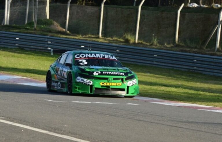 Humberto Krujoski en el podio de la primera carrera del TC2000 en San Nicolás