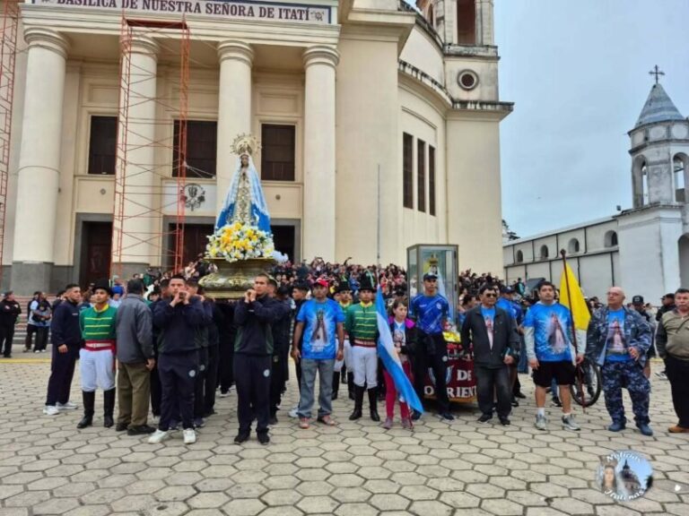 Peregrinos policiales en el atrio de la Basílica de Itatí