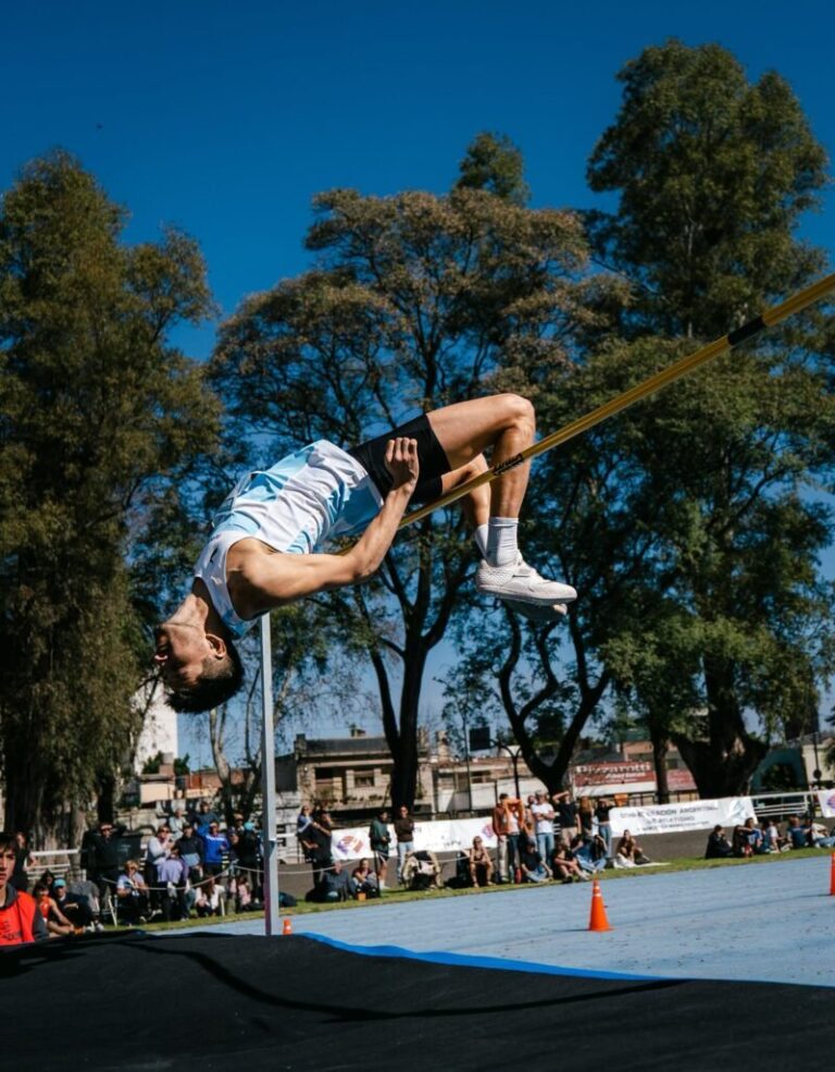Carlos Layoy en competencia de salto en alto