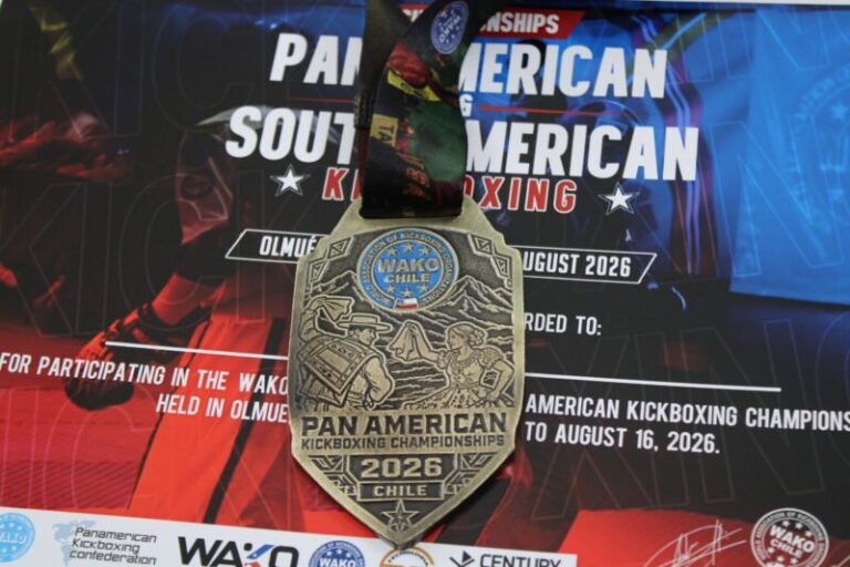 Leonardo Corrales celebrando su título panamericano de kickboxing WAKO