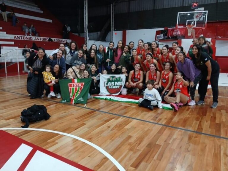 Partido de básquet femenino en un estadio cubierto