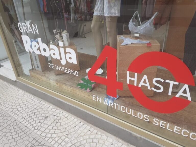 Vidriera con ofertas en la peatonal Junín de Corrientes