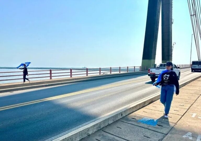 Escalinata de acceso al Puente General Manuel Belgrano en Corrientes