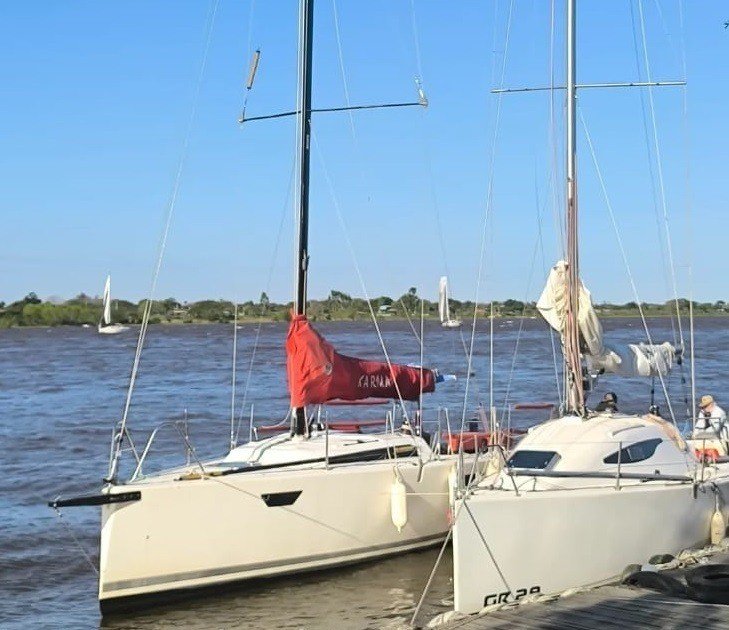 Veleros navegando por el río Paraná durante la regata Asunción-Corrientes