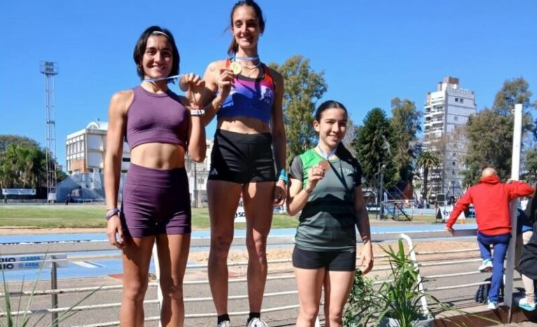 María Paz Romero en el podio de los 800 metros del Nacional de Mayores