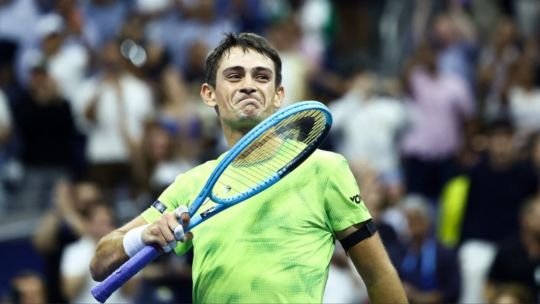 Mariano Navone celebrando su victoria ante Novak Djokovic en el Arthur Ashe Stadium