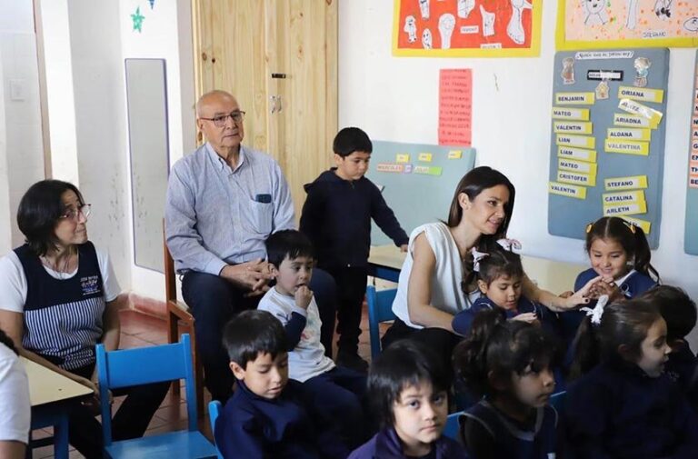 Intendente Noelia Bazzi y funcionarios en la Escuela N°17 durante el programa Meriendas Saludables