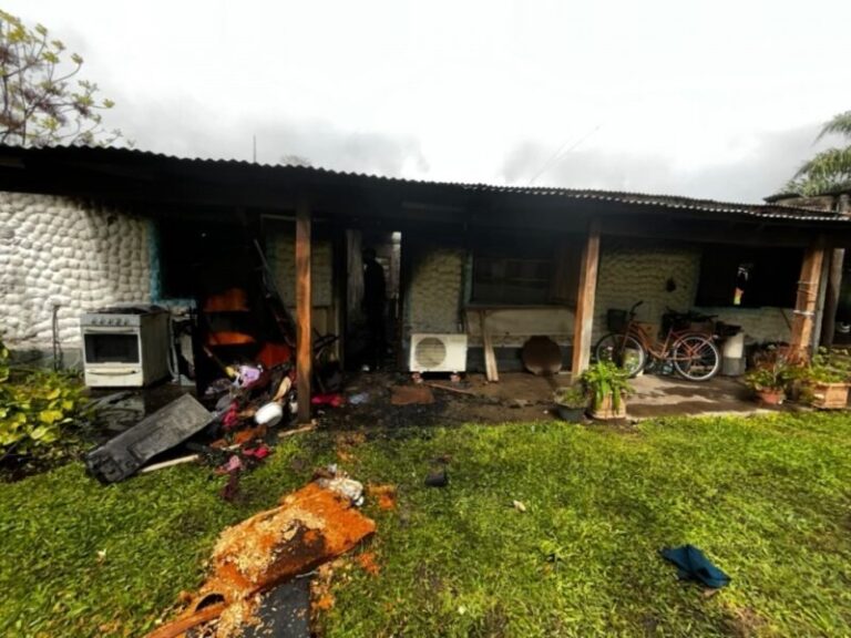 Casa incendiada en Empedrado, Corrientes
