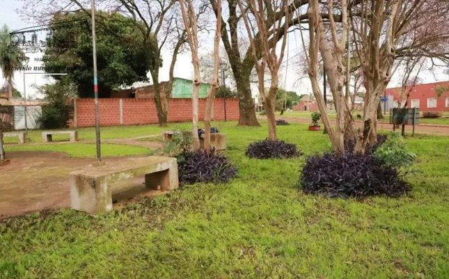 Personal municipal realizando tareas de limpieza en la plazoleta Isaco Abitbol de Gobernador Virasoro