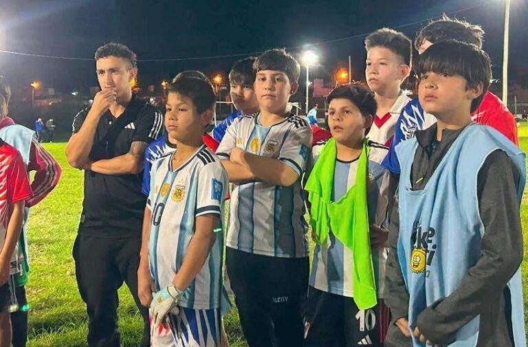 Entrega de materiales de construcción al Club Sportivo Unión en Bella Vista