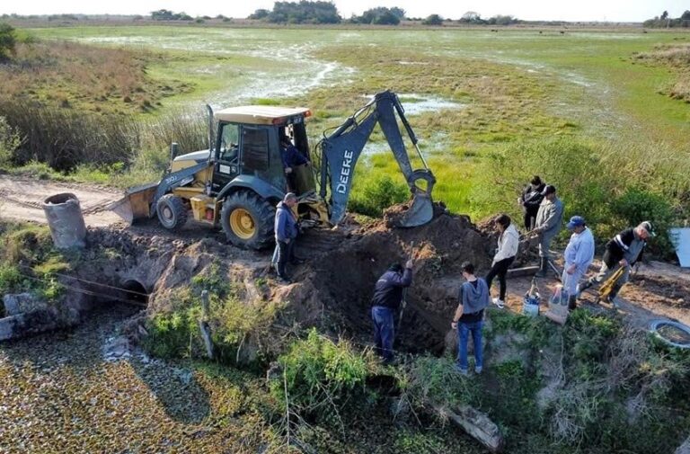Trabajo de campo en zona crítica de inundación en Bella Vista