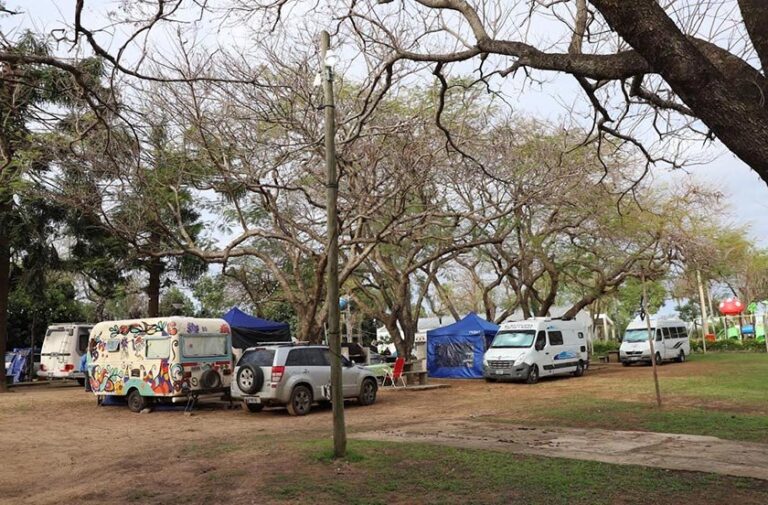 Vista del Parque Cruz de los Milagros con unidades móviles de turistas