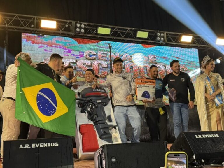 Pescadores en la Fiesta Nacional de la Pesca del Dorado en Paso de la Patria