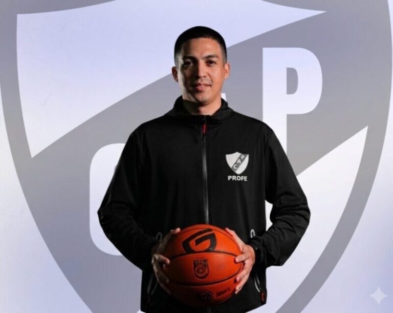 Jugadores de Pingüinos en un partido de básquet